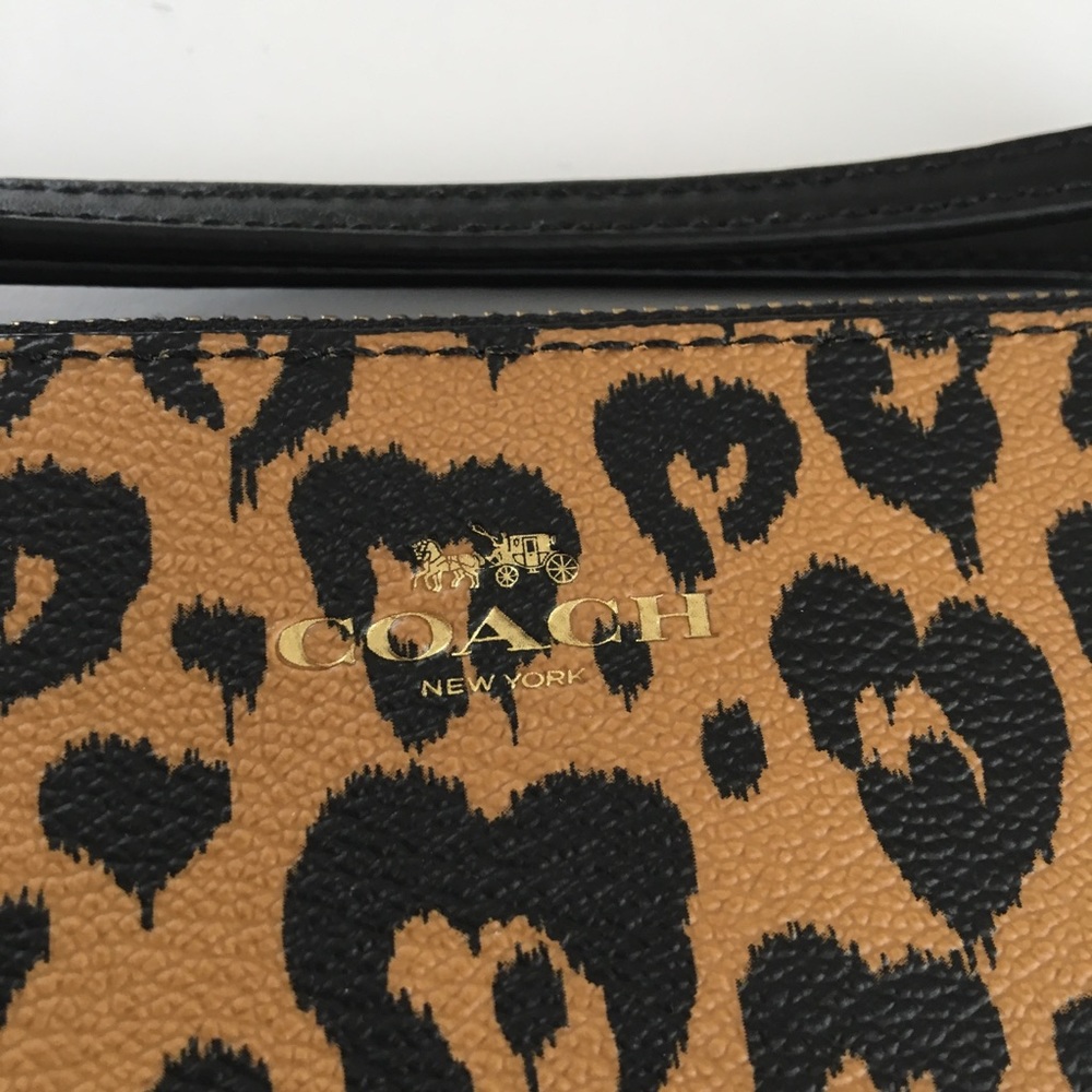 COACH Corner Zip Wristlet in Wild Hearts Print - Picture 3 of 7